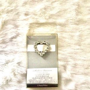 NWT Horizon small heart bouquet buckle